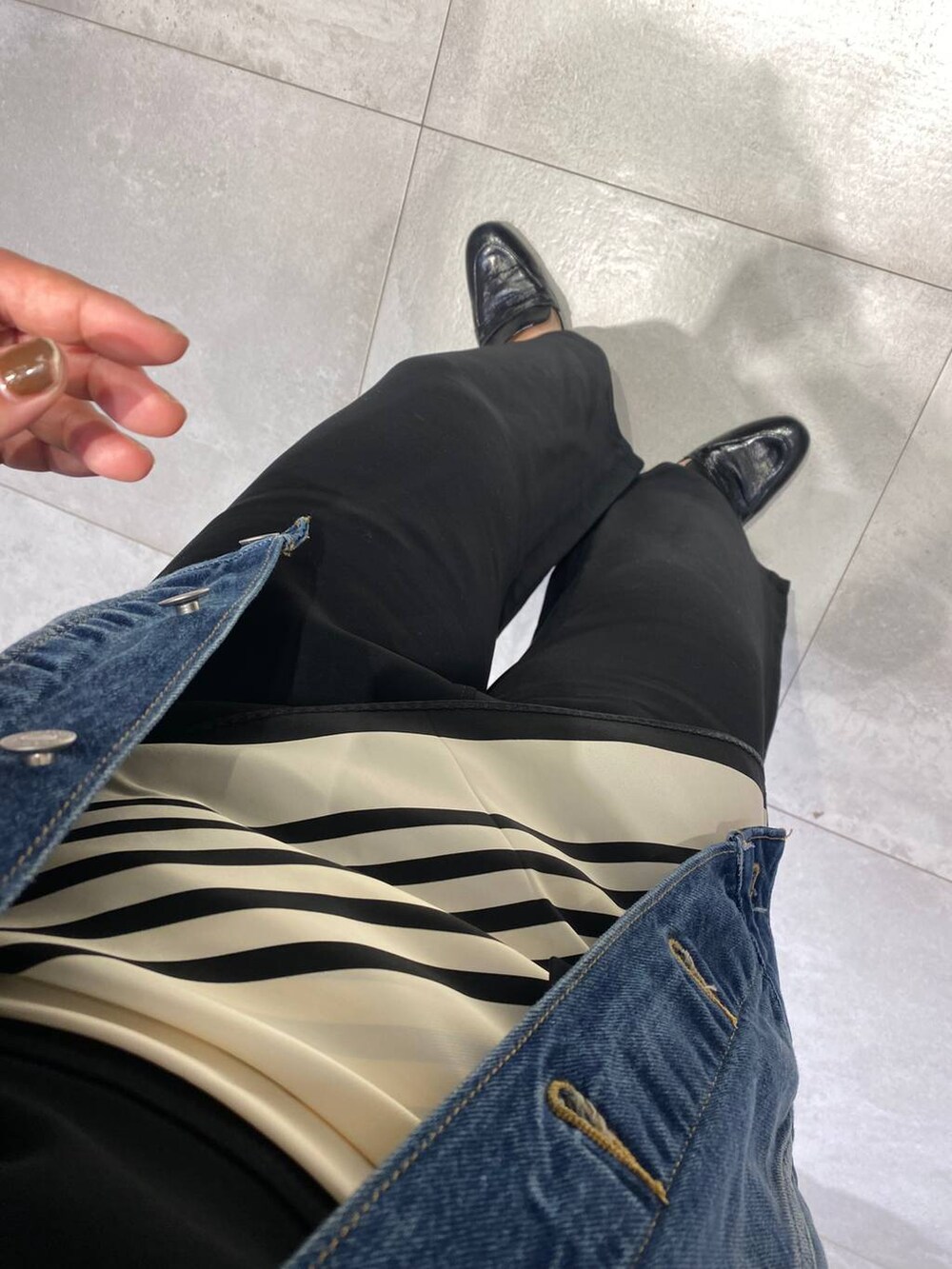 ベージュ系のその他アウター、ブラック系のサロペット/オーバーオール、ブルー系のデニムジャケットを着用したレディースの冬コーディネートの5枚目の写真