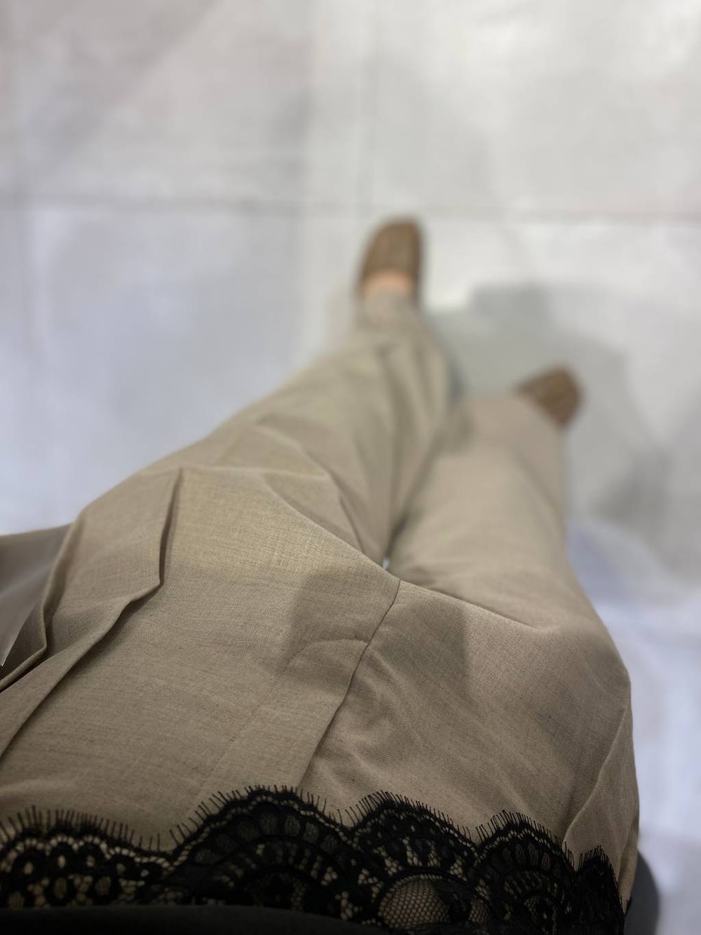 ブラック系のキャミソール、ベージュ系のボストンバッグ、ベージュ系のテーラードジャケットを着用したレディースの春コーディネートの3枚目の写真