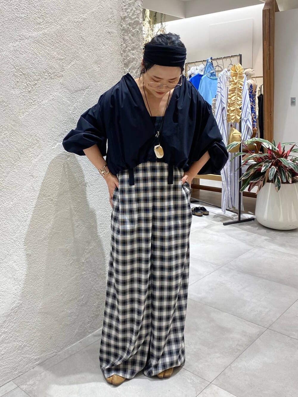 ブラック系のブルゾン、ブラック系のつなぎ/オールインワンを着用したレディースの春コーディネートの2枚目の写真