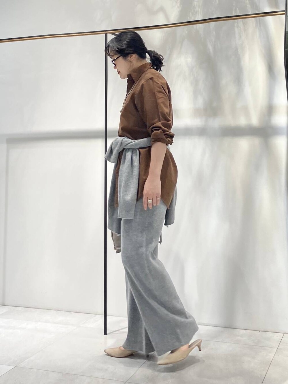 ブルー系のデニムパンツ、グレー系のカーディガン/ボレロ、グレー系のその他パンツを着用したレディースの秋コーディネートの5枚目の写真