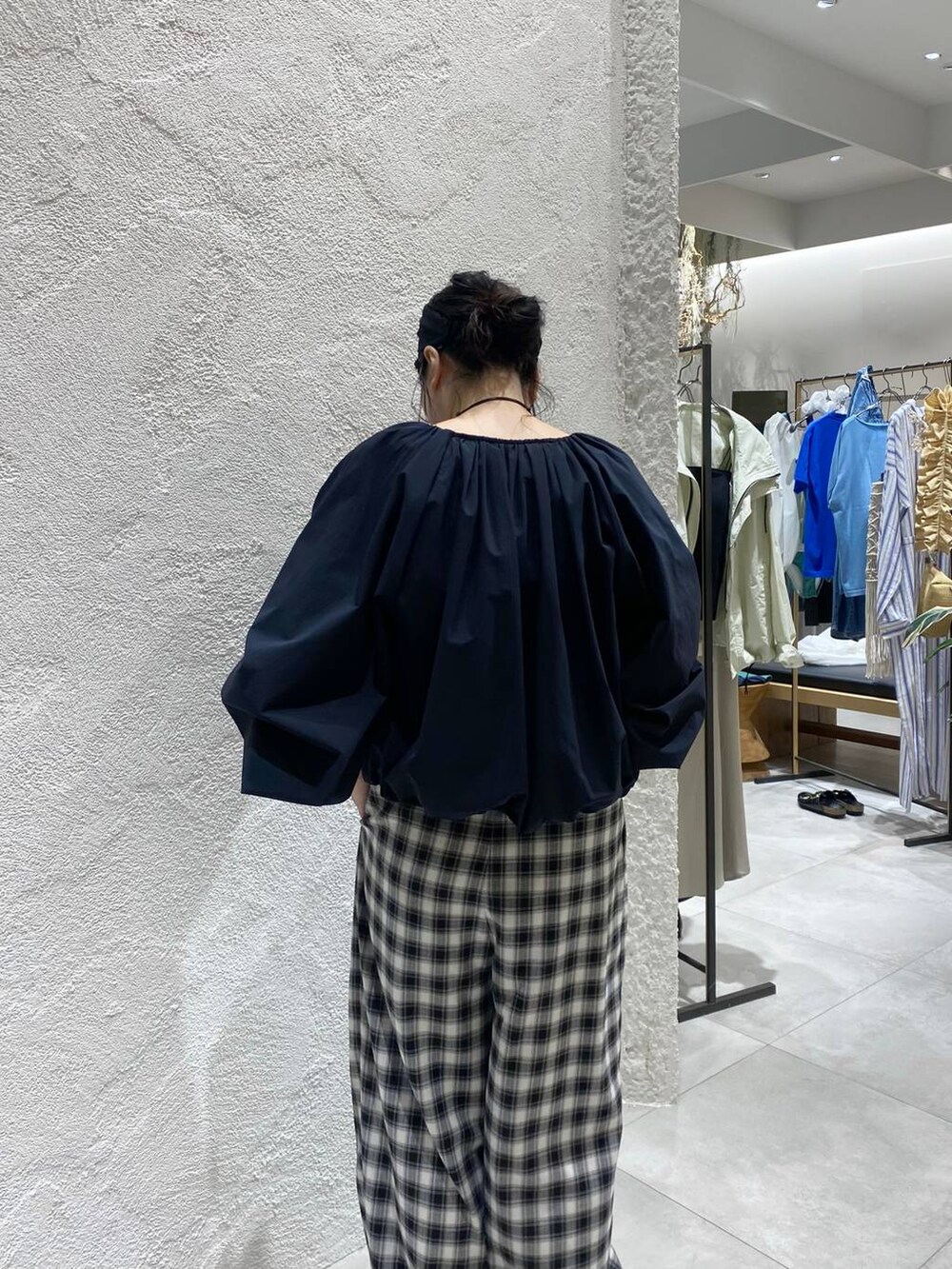 ブラック系のブルゾン、ブラック系のつなぎ/オールインワンを着用したレディースの春コーディネートの4枚目の写真