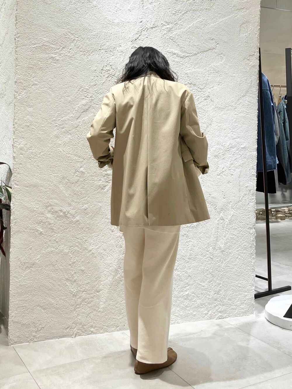 ベージュ系のショルダーバッグ、ベージュ系のテーラードジャケット、ベージュ系のその他アウターを着用したレディースの冬コーディネートの3枚目の写真