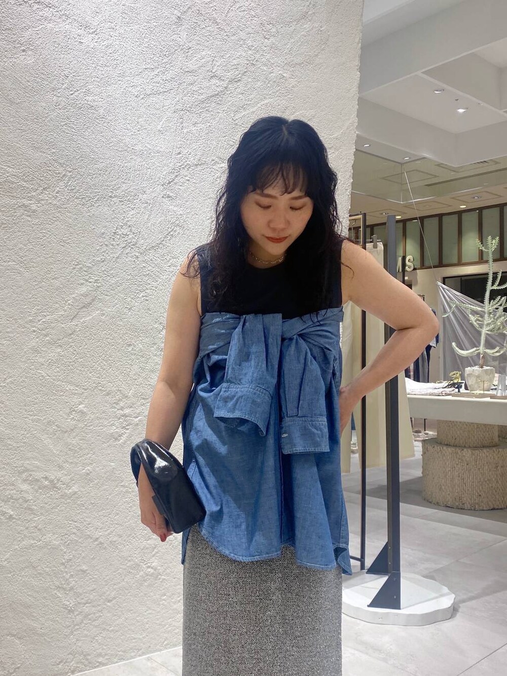 グレー系のタンクトップ、ブラック系のサンダル、ブルー系のシャツ/ブラウスを着用したレディースの夏コーディネートの4枚目の写真