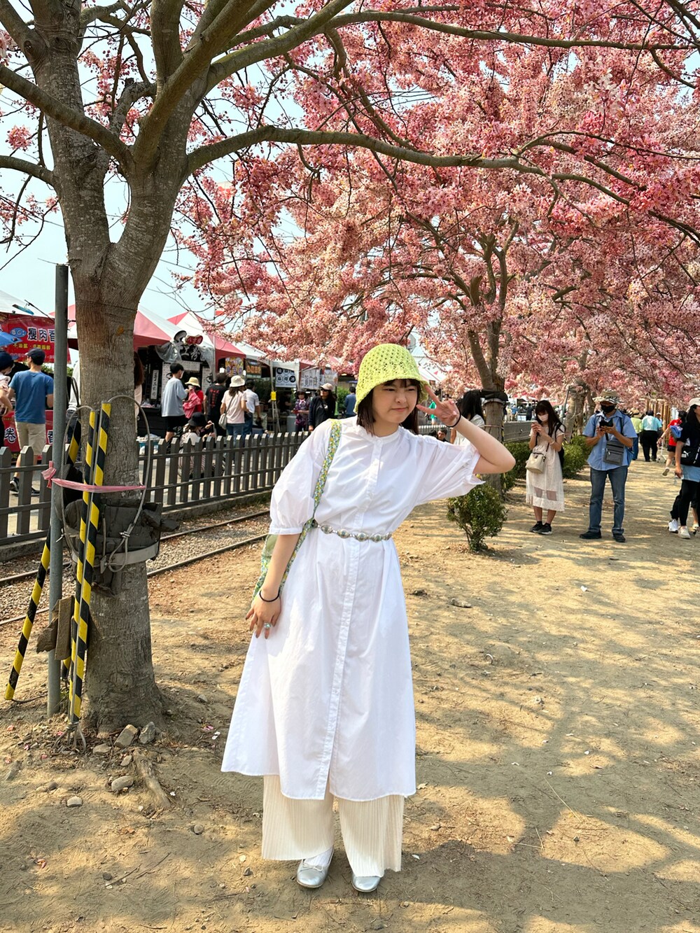 ホワイト系のワンピースを着用したレディースの春コーディネートの3枚目の写真