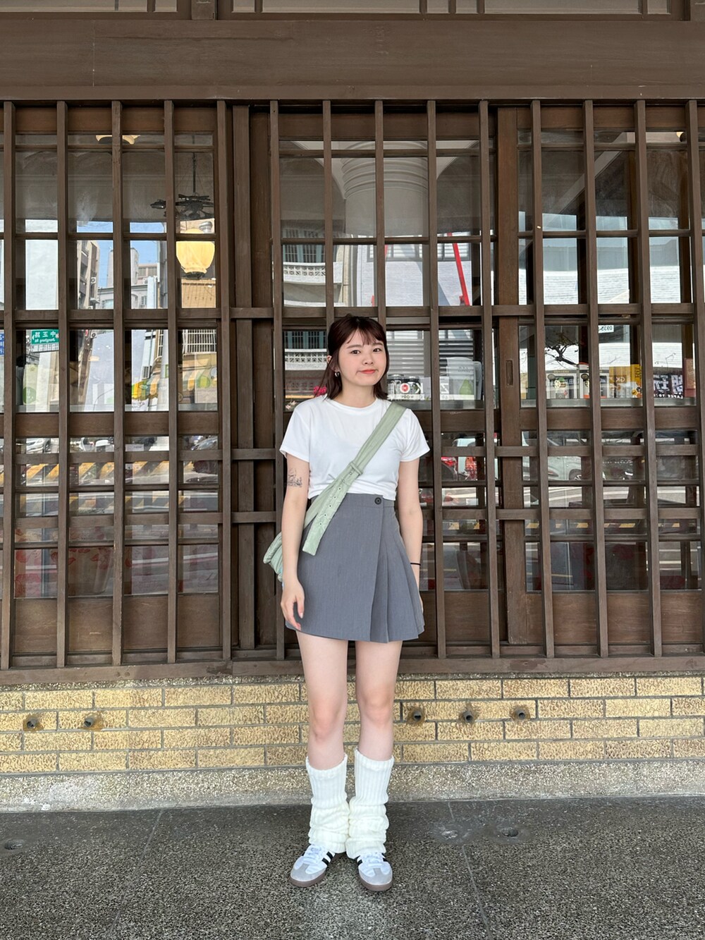 ホワイト系のスニーカーを着用したレディースの春コーディネートの2枚目の写真