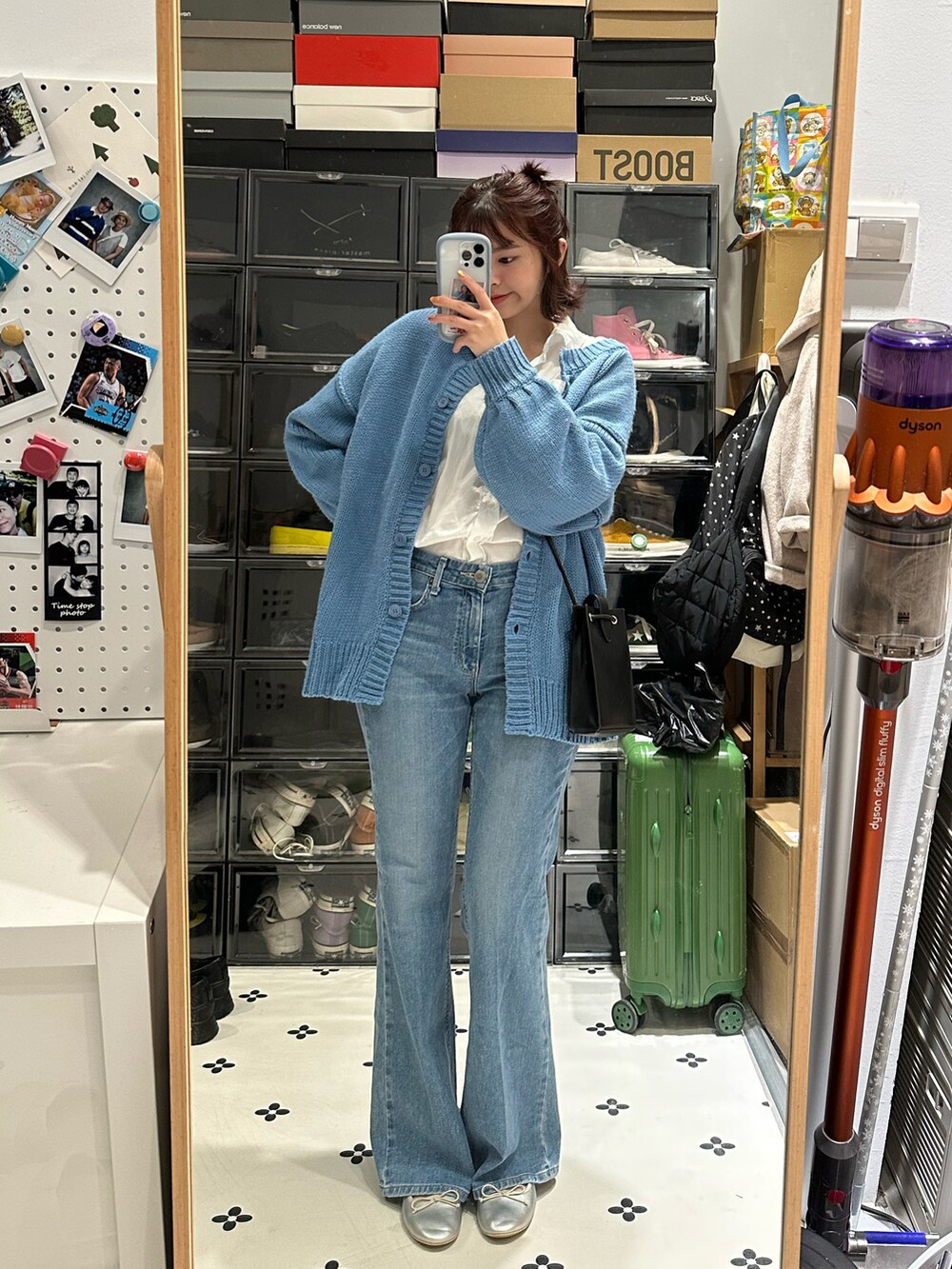 シルバー系のその他シューズを着用したレディースの春コーディネートの2枚目の写真