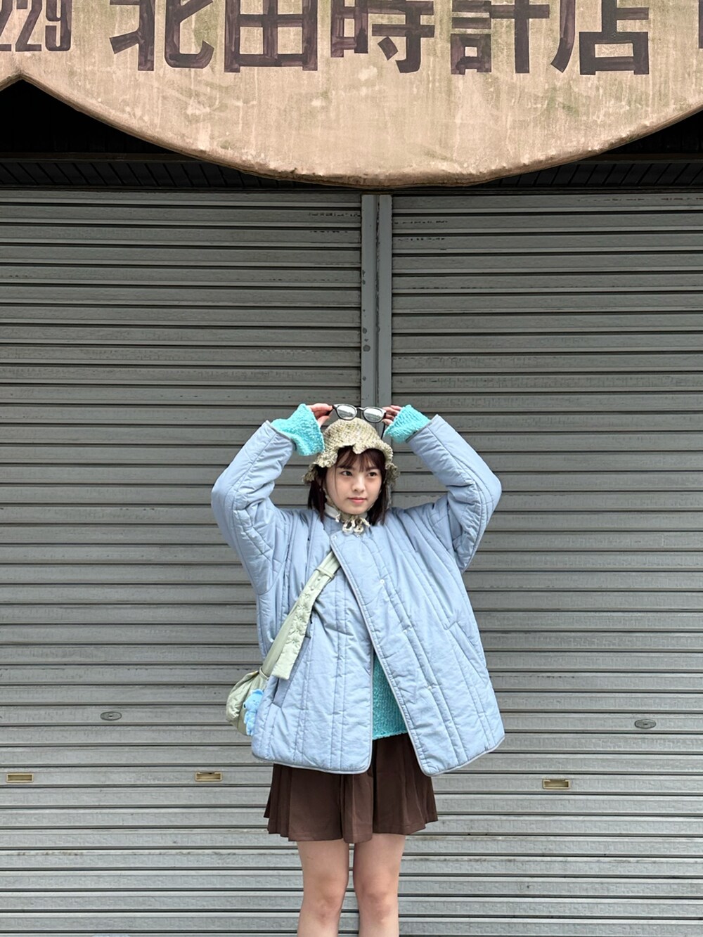 ピンク系のレインシューズを着用したレディースの春コーディネートの3枚目の写真