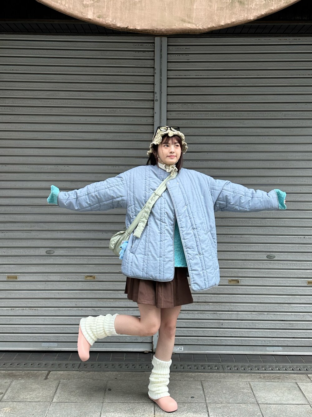 ピンク系のレインシューズを着用したレディースの春コーディネートの2枚目の写真