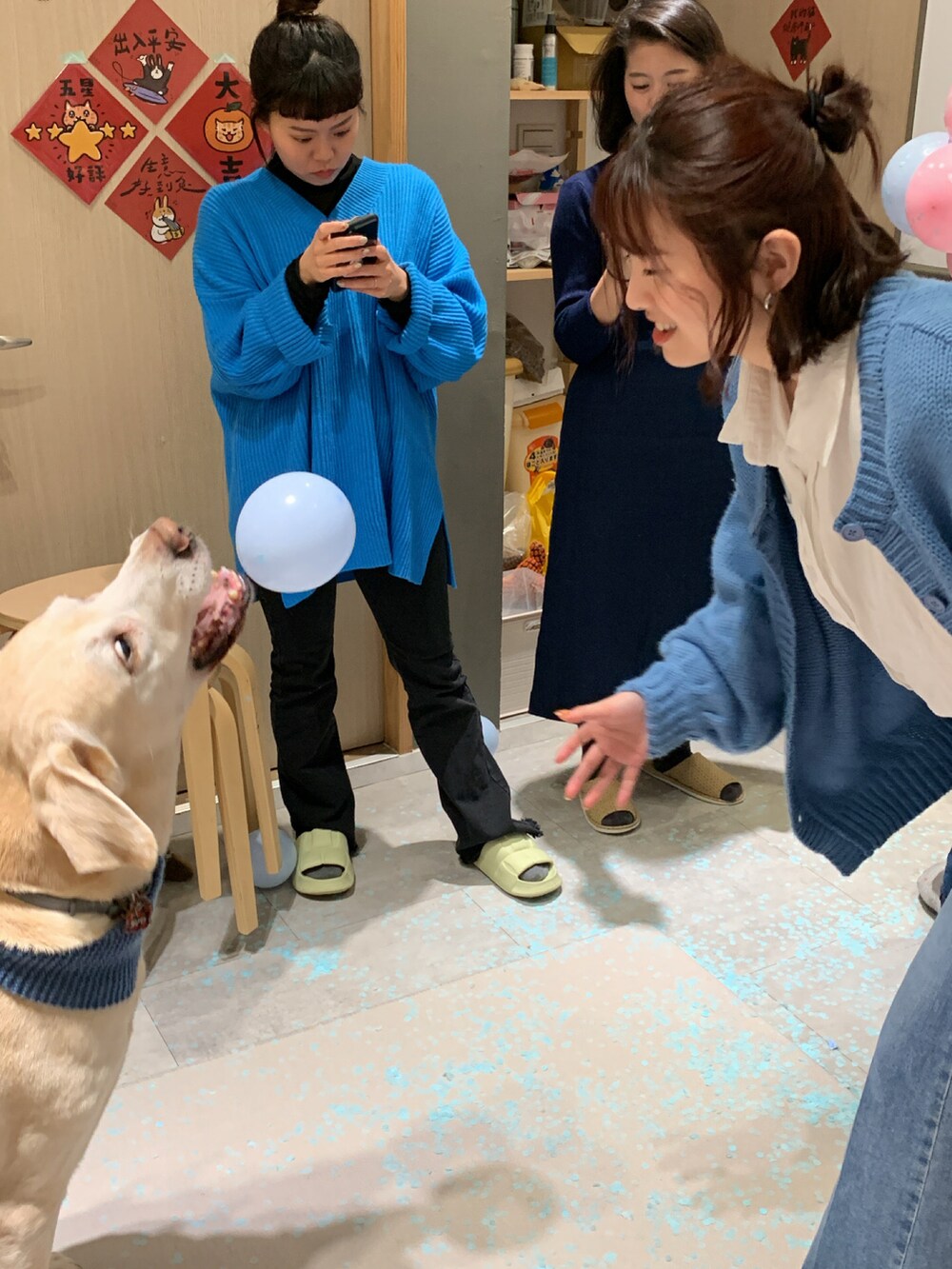 シルバー系のその他シューズを着用したレディースの春コーディネートの3枚目の写真