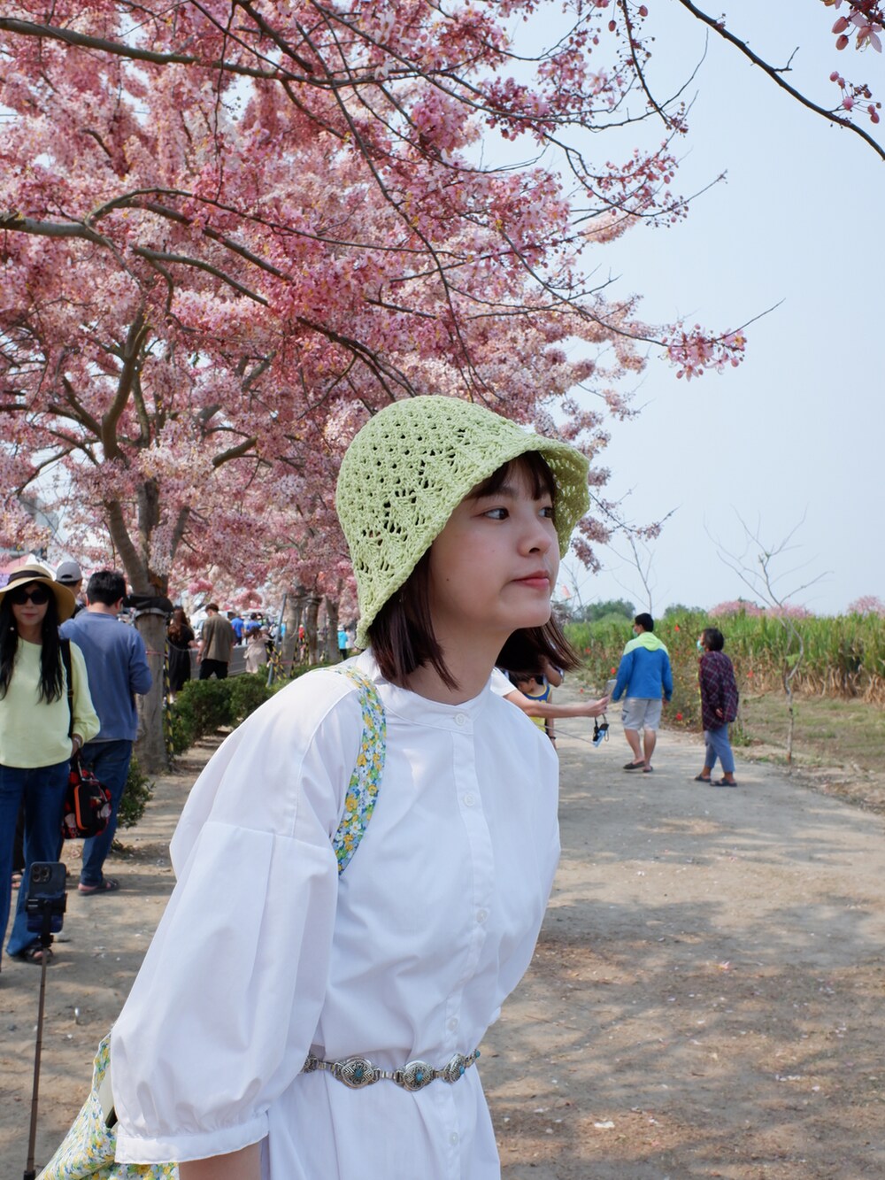 ホワイト系のワンピースを着用したレディースの春コーディネートの2枚目の写真