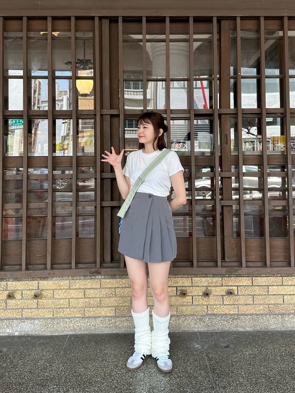 ホワイト系のスニーカーを着用したレディースの春コーディネートの3枚目の写真