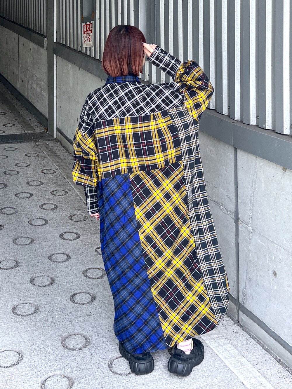 ブラック系のシャツワンピースを着用したレディースの秋コーディネートの3枚目の写真