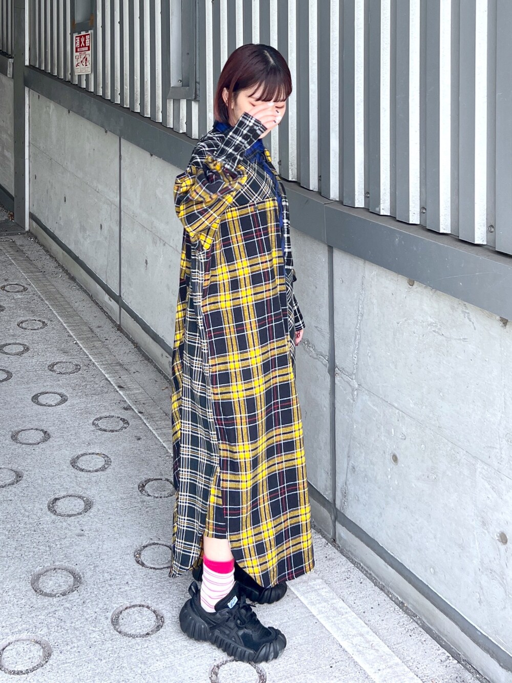 ブラック系のシャツワンピースを着用したレディースの秋コーディネートの2枚目の写真