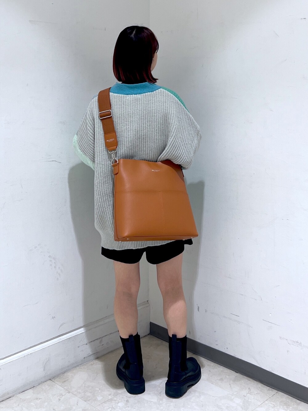 グリーン系のカーディガン/ボレロ、ブラック系のその他パンツを着用したレディースの秋コーディネートの2枚目の写真