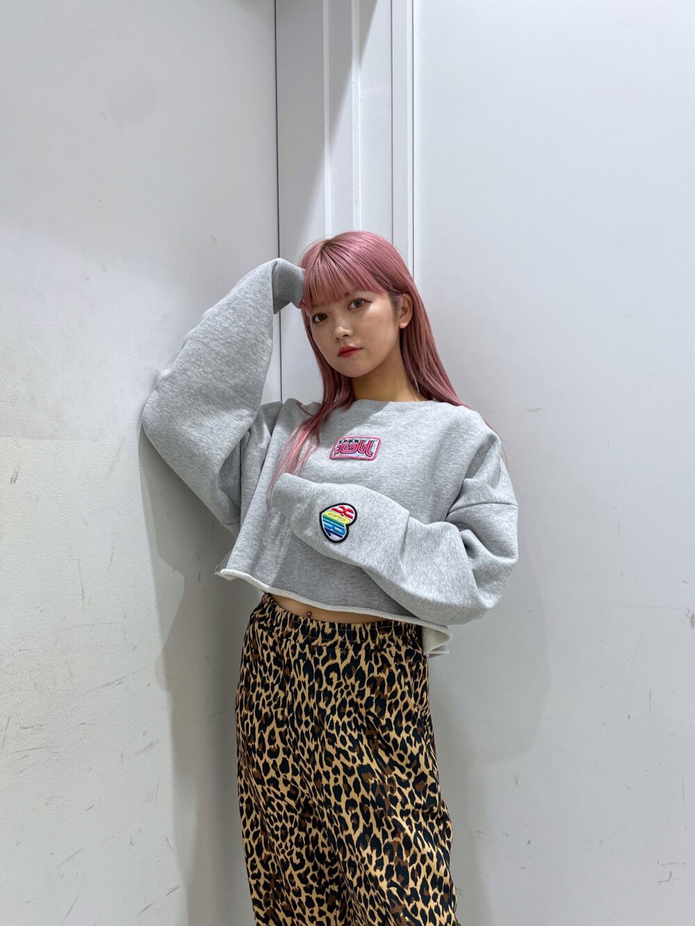 ピンク系のバックパック/リュック、グレー系のスウェット、ベージュ系のその他パンツを着用したレディースの冬コーディネートの3枚目の写真