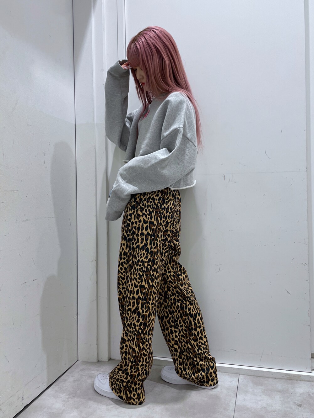 ピンク系のバックパック/リュック、グレー系のスウェット、ベージュ系のその他パンツを着用したレディースの冬コーディネートの2枚目の写真