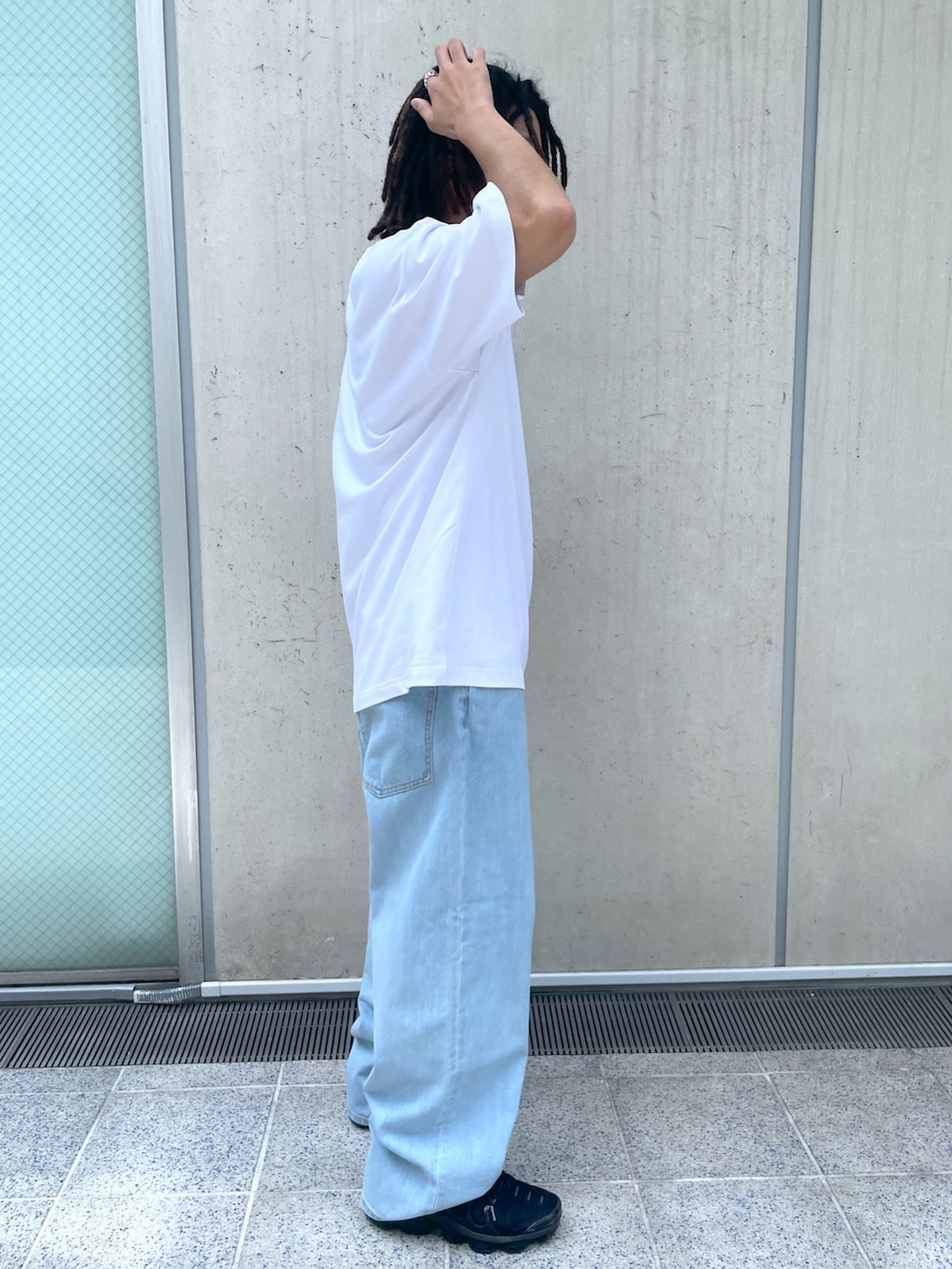 ホワイト系のTシャツ/カットソーを着用したメンズの夏コーディネートの2枚目の写真