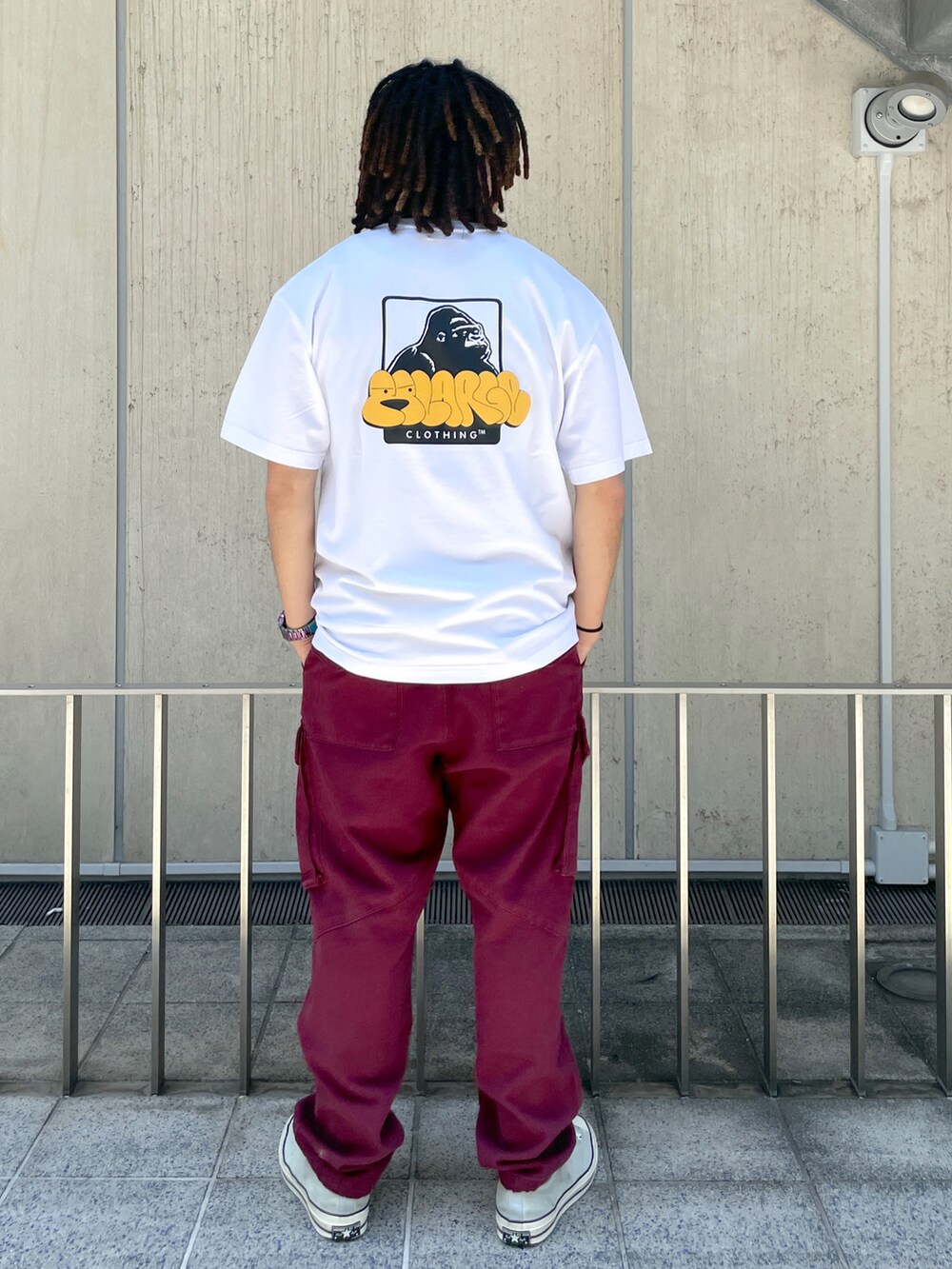 レッド系のその他パンツ、ホワイト系のTシャツ/カットソーを着用したメンズの夏コーディネートの2枚目の写真