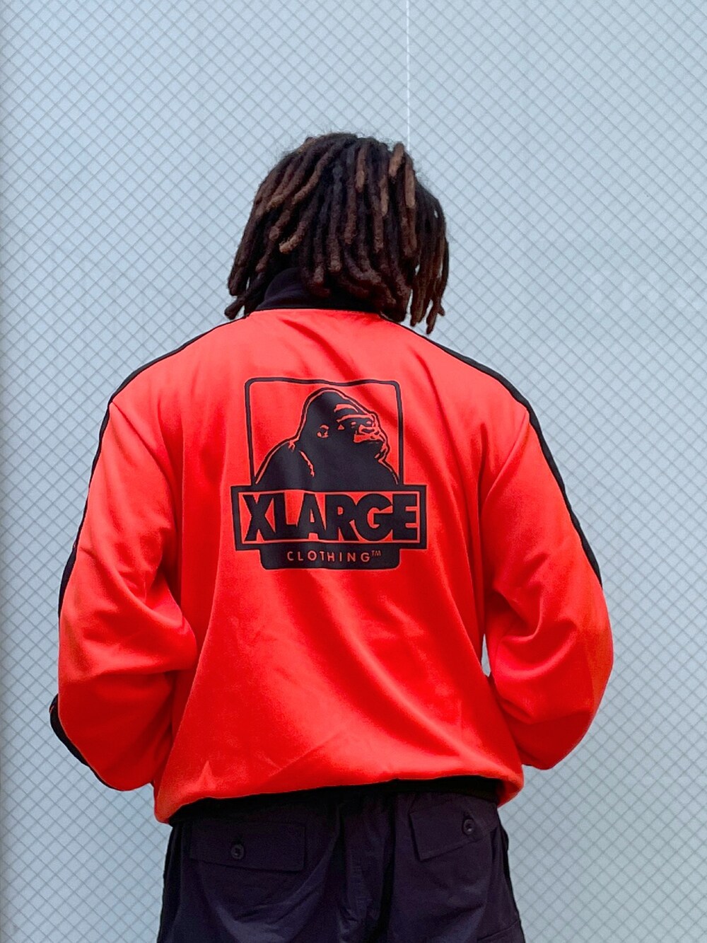 オレンジ系のブルゾンを着用したメンズの夏コーディネートの2枚目の写真