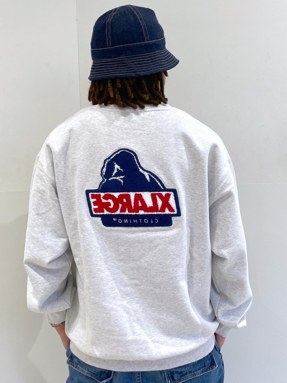 ブルー系のパンツを着用したメンズの夏コーディネートの2枚目の写真