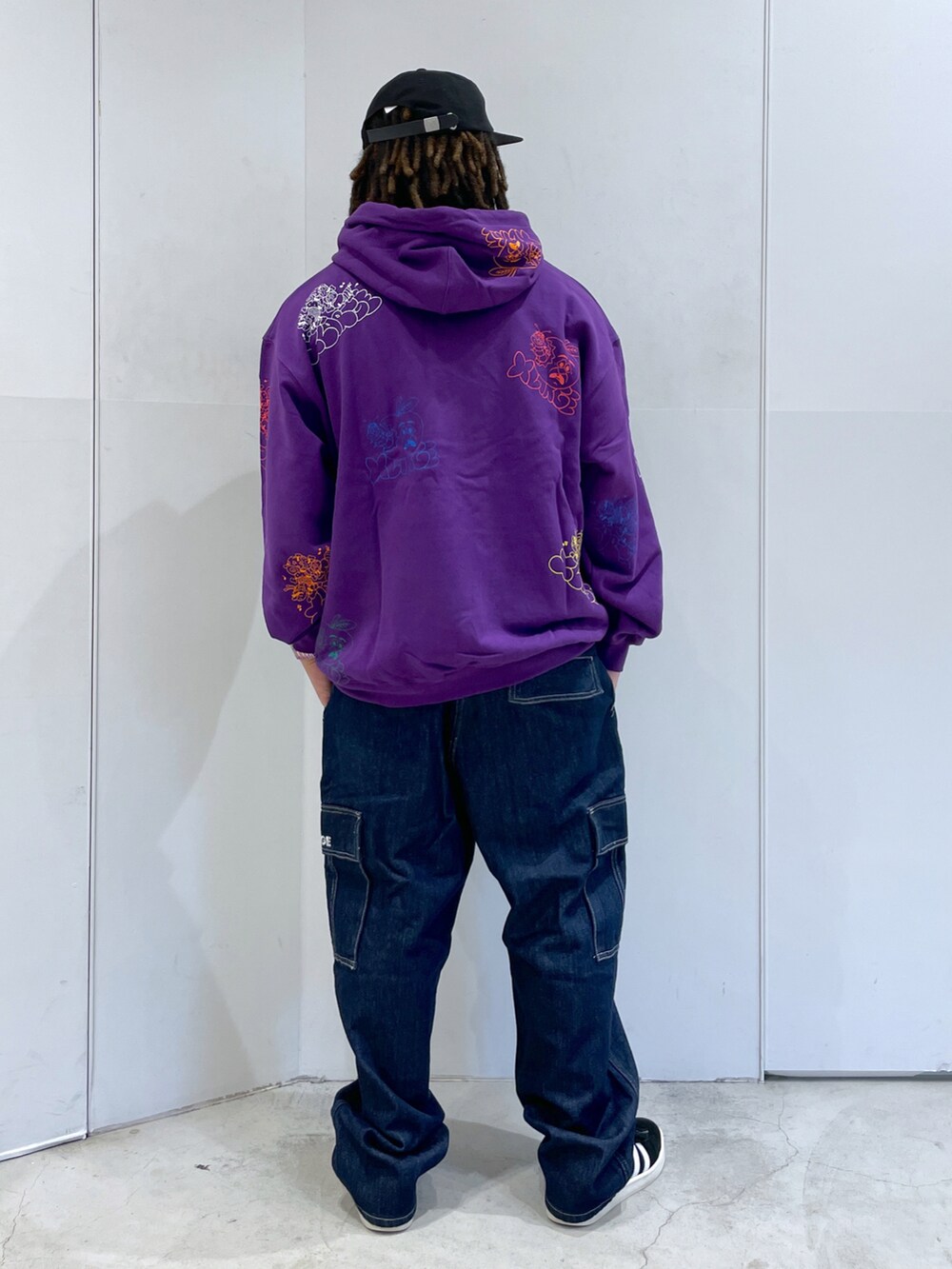 パープル系のパーカーを着用したメンズの秋コーディネートの2枚目の写真