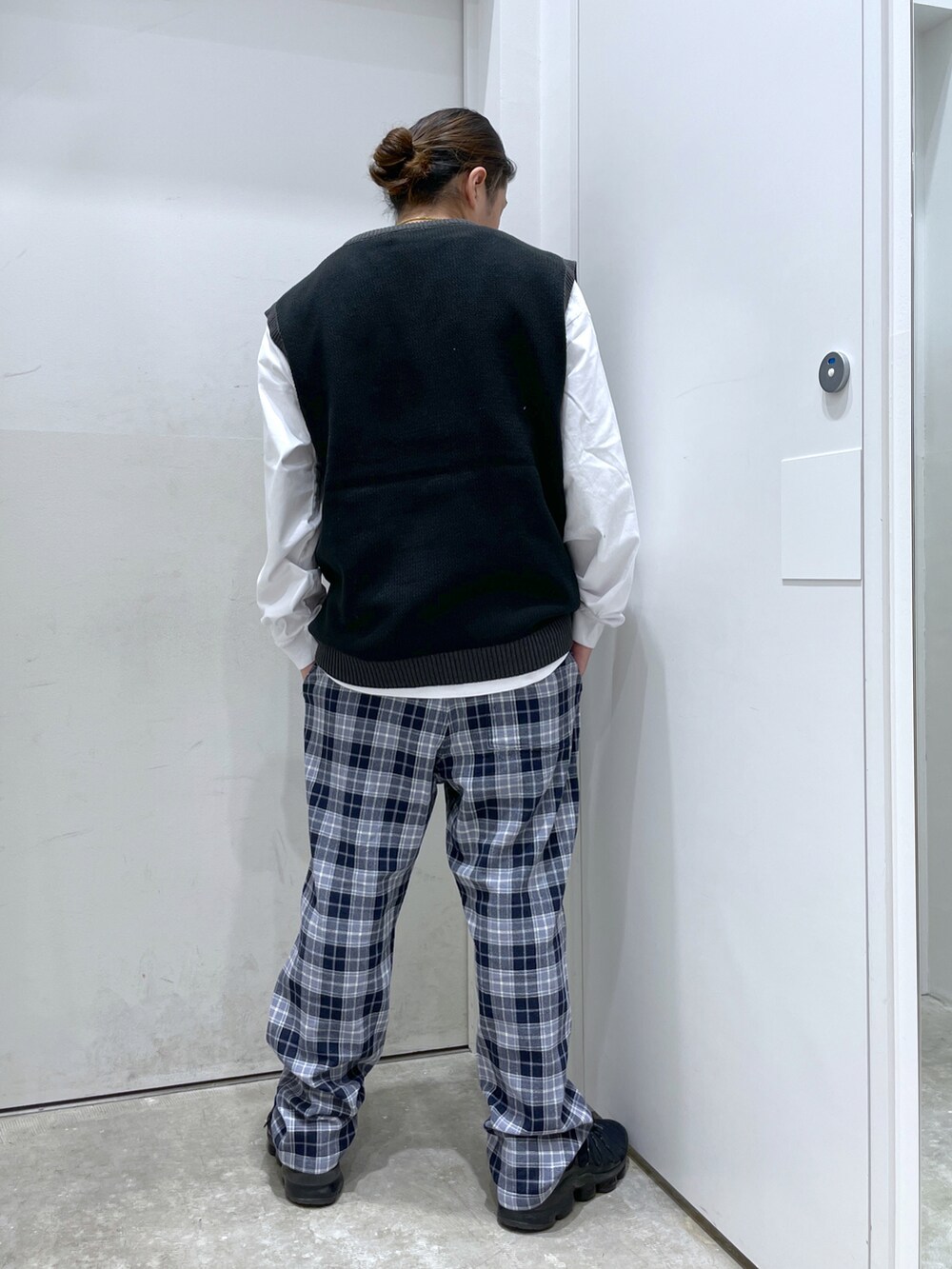 ブラック系のニット/セーター、ホワイト系のTシャツ/カットソー、グレー系のその他パンツを着用したメンズの冬コーディネートの2枚目の写真