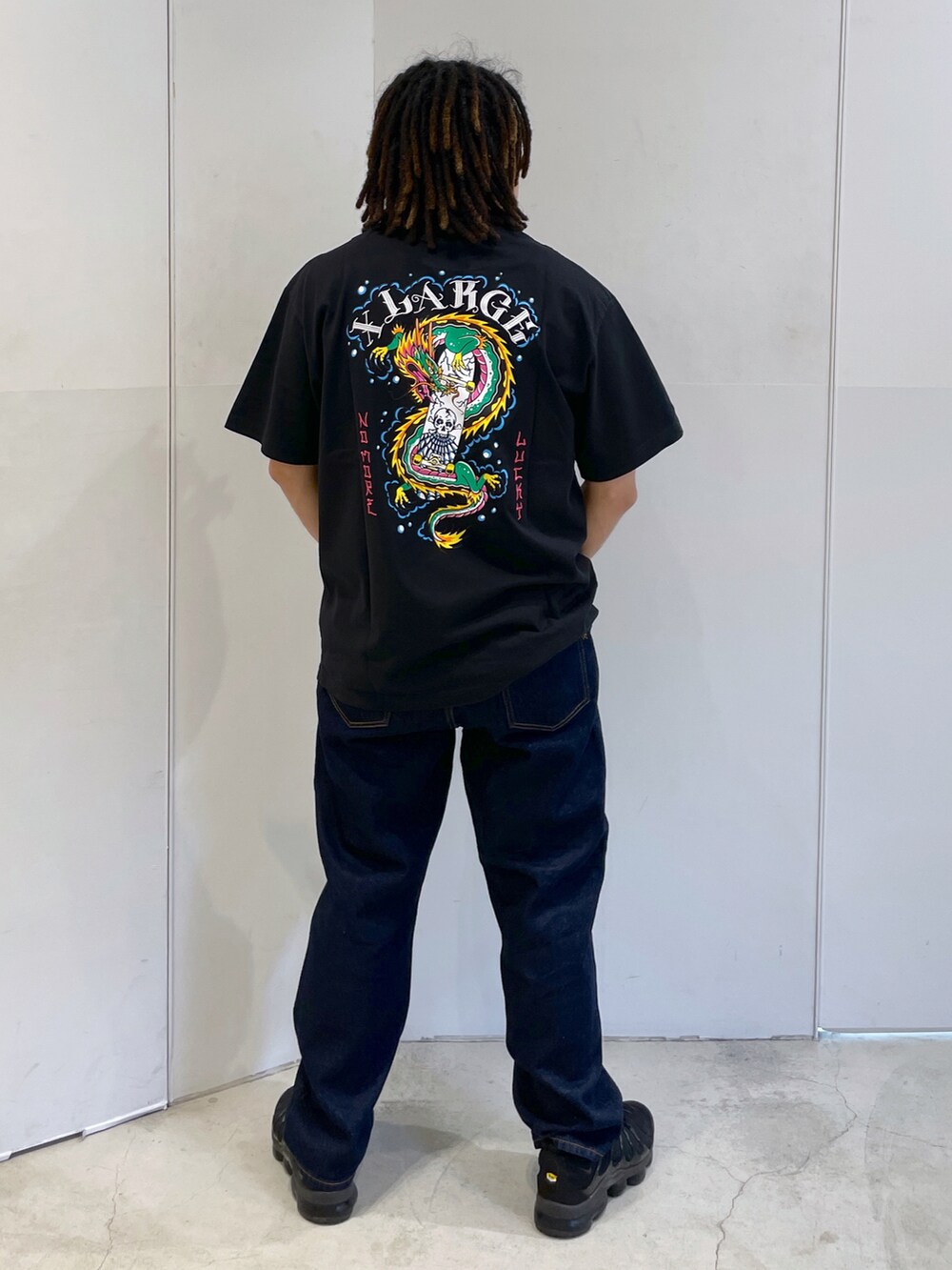 ブラック系のTシャツ/カットソーを着用したメンズの夏コーディネートの2枚目の写真