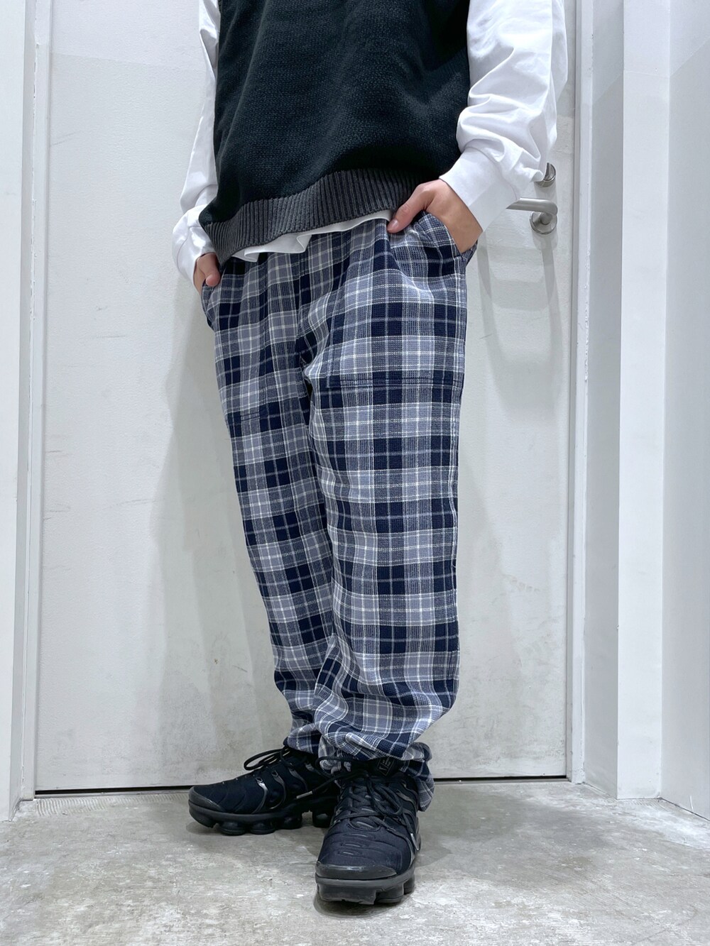 ブラック系のニット/セーター、ホワイト系のTシャツ/カットソー、グレー系のその他パンツを着用したメンズの冬コーディネートの3枚目の写真