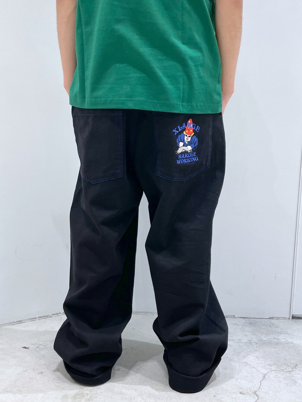 グリーン系のTシャツ/カットソー、ブラック系のその他パンツを着用したメンズの夏コーディネートの3枚目の写真