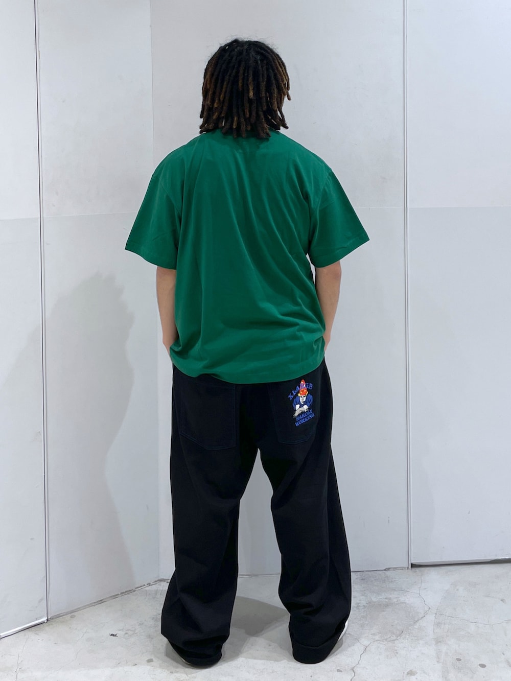 グリーン系のTシャツ/カットソー、ブラック系のその他パンツを着用したメンズの夏コーディネートの2枚目の写真