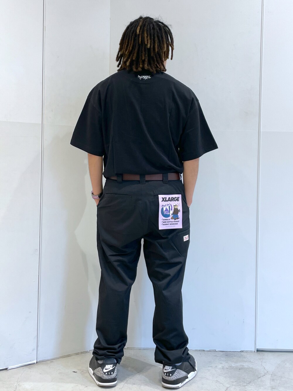 ブラック系のTシャツ/カットソーを着用したメンズの夏コーディネートの2枚目の写真