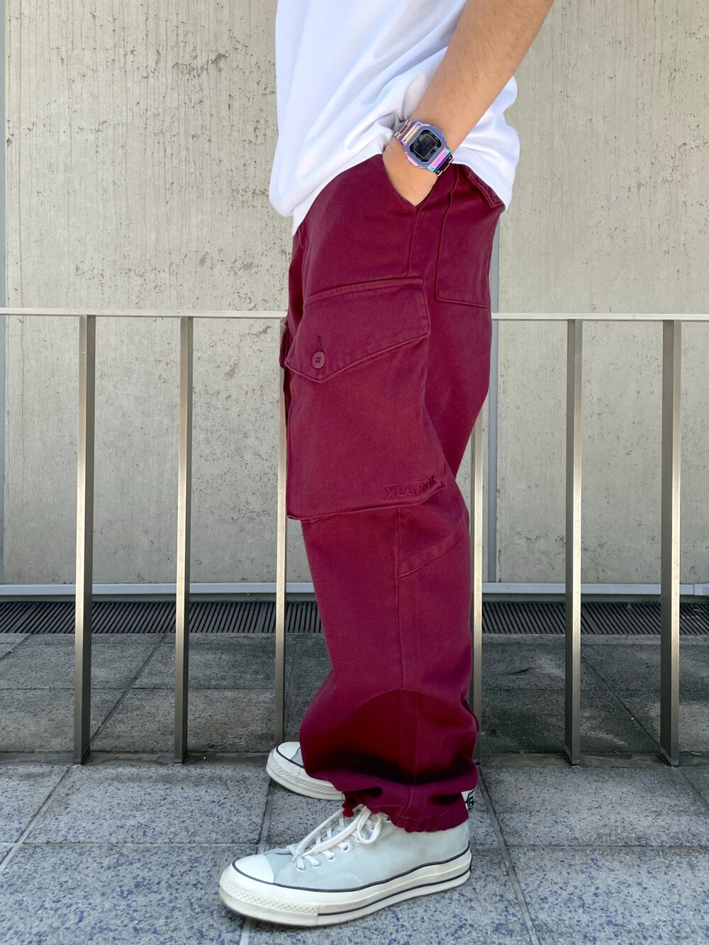 レッド系のその他パンツ、ホワイト系のTシャツ/カットソーを着用したメンズの夏コーディネートの3枚目の写真