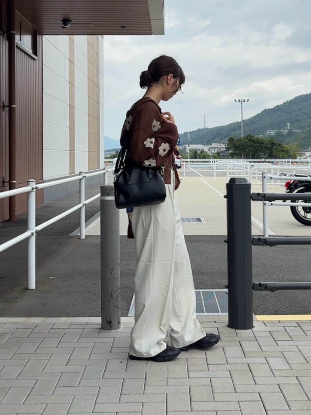 ホワイト系のその他パンツ、ブラック系のボストンバッグ、ブラック系のキャミソールを着用したレディースの夏コーディネートの2枚目の写真