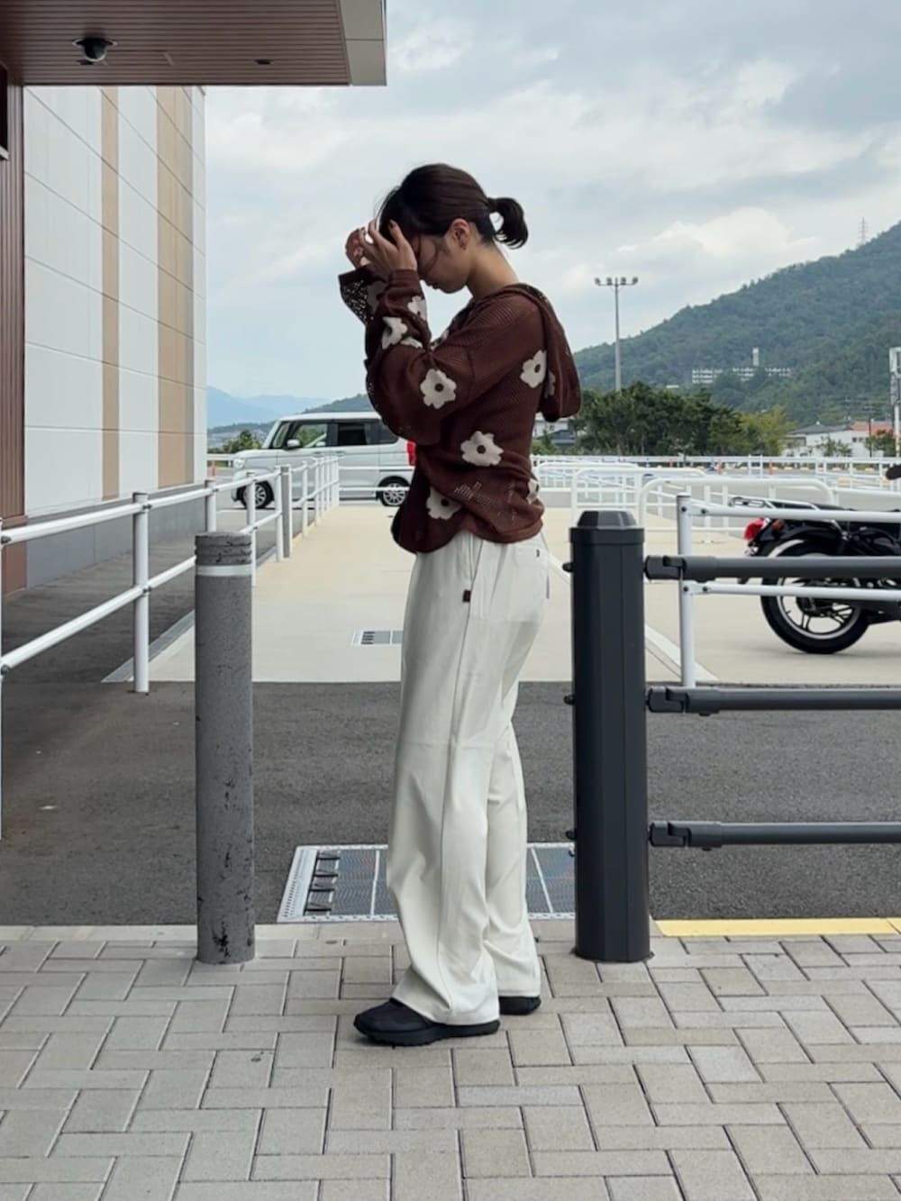 ホワイト系のその他パンツ、ブラック系のボストンバッグ、ブラック系のキャミソールを着用したレディースの夏コーディネートの4枚目の写真