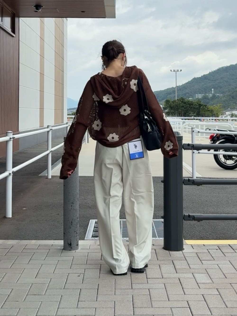 ホワイト系のその他パンツ、ブラック系のボストンバッグ、ブラック系のキャミソールを着用したレディースの夏コーディネートの3枚目の写真