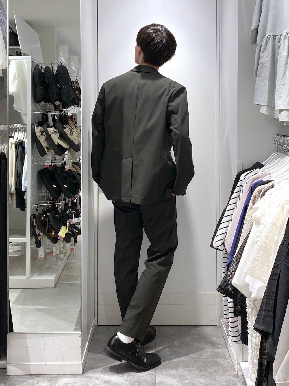 「アウター、ジャケット、ニット、and STセール、パンツ、カジュアル、ベーシック/シンプル、きれいめ、セールコーデ、オーバーサイズ、アウトドア、GLOBAL WORK、シンプルコーデ、シンプル、秋コーデ」|「GLOBAL WORKのらくごこちフィットソックス/ミドル/283172(ソックス/靴下、ホワイト系)」を使った、onkitiさん(メンズ・170cm)の夏コーディネートの3枚目の写真