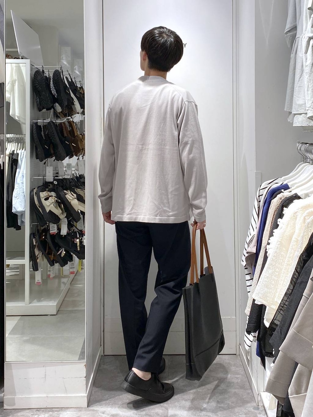 「シンプルコーデ、シンプル、カジュアル、ベーシック/シンプル、きれいめ、セールコーデ、オーバーサイズ、アウトドア、GLOBAL WORK、夏コーデ、秋コーデ、カーディガン、Tシャツ、トートバッグ、パンツ」|「GLOBAL WORKの軽量ジャストポケットA4トート/115584(トートバッグ、ブラック系)」を使った、onkitiさん(メンズ・170cm)の夏コーディネートの2枚目の写真