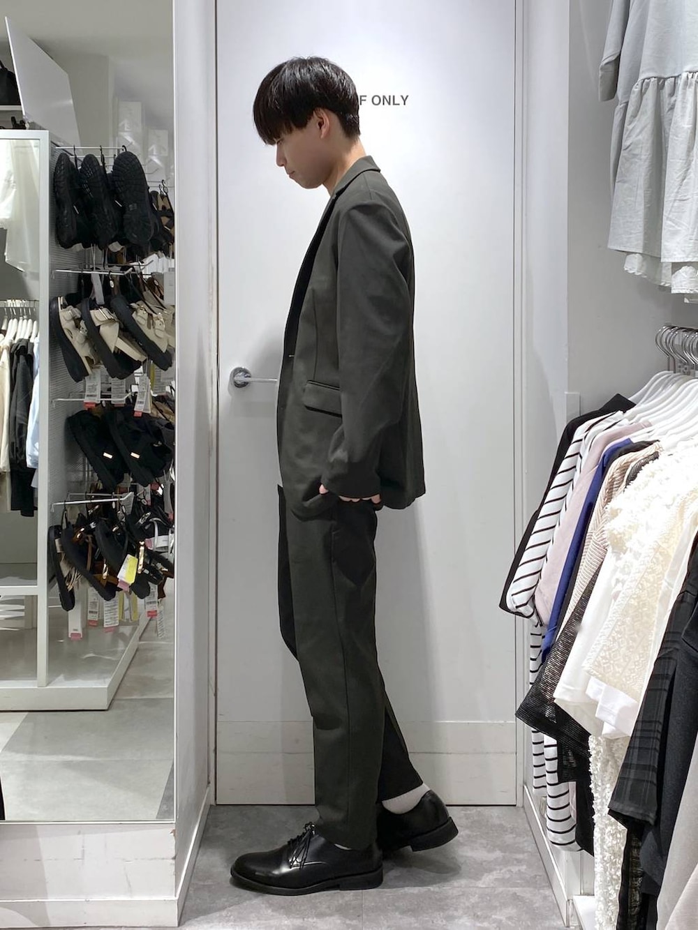 「アウター、ジャケット、ニット、and STセール、パンツ、カジュアル、ベーシック/シンプル、きれいめ、セールコーデ、オーバーサイズ、アウトドア、GLOBAL WORK、シンプルコーデ、シンプル、秋コーデ」|「GLOBAL WORKのらくごこちフィットソックス/ミドル/283172(ソックス/靴下、ホワイト系)」を使った、onkitiさん(メンズ・170cm)の夏コーディネートの2枚目の写真
