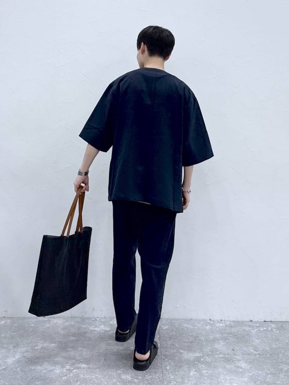 「カジュアル、ベーシック/シンプル、きれいめ、春コーデ、オーバーサイズ、アウトドア、GLOBAL WORK、シンプルコーデ、andST春コーデ、春夏コーデ、セットアップ、ジャケット、パンツ、モノトーン、トートバッグ」｜「GLOBAL WORKの軽量ジャストポケットA4トート/115584（トートバッグ、ブラック系）」を使った、onkitiさん（メンズ・170cm）の春コーディネートの2枚目の写真