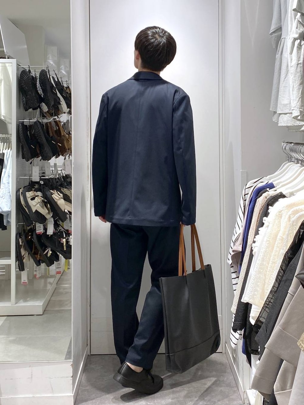「カジュアル、ベーシック/シンプル、きれいめ、セールコーデ、オーバーサイズ、アウトドア、GLOBAL WORK、シンプルコーデ、シンプル、秋コーデ、アウター、ジャケット、Tシャツ、トートバッグ、パンツ」|「GLOBAL WORKの軽量ジャストポケットA4トート/115584(トートバッグ、ブラック系)」を使った、onkitiさん(メンズ・170cm)の秋コーディネートの2枚目の写真