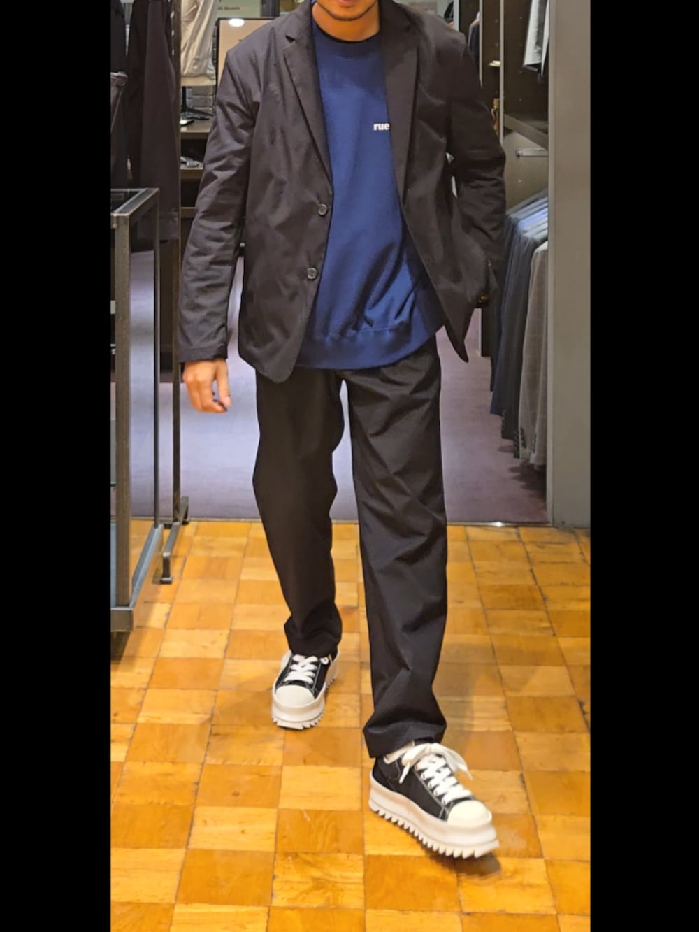 ブラック系のセットアップ、ブラック系のその他パンツを着用したメンズの秋コーディネートの2枚目の写真