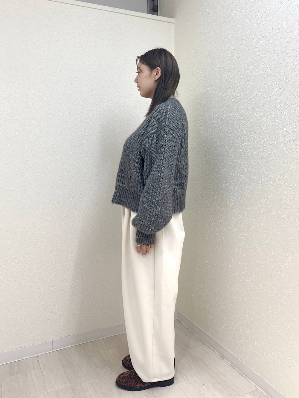 ベージュ系のスウェットパンツ、その他のローファー、ブラック系のハンドバッグを着用したレディースの冬コーディネートの4枚目の写真