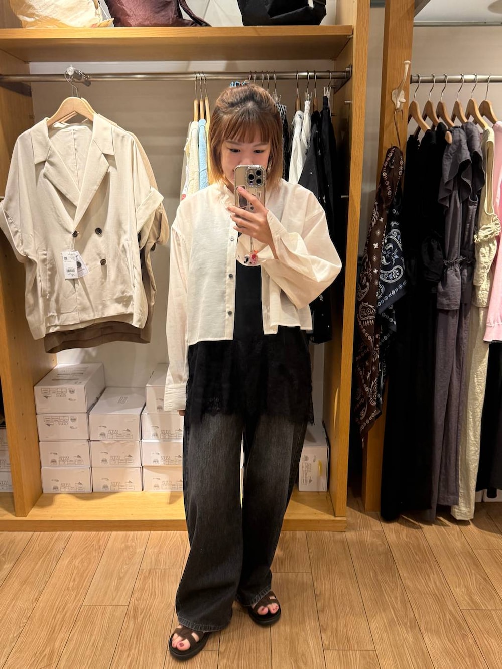 シルバー系のタンクトップ、ホワイト系のシャツ/ブラウス、ブラック系のTシャツ/カットソーを着用したレディースの夏コーディネートの2枚目の写真
