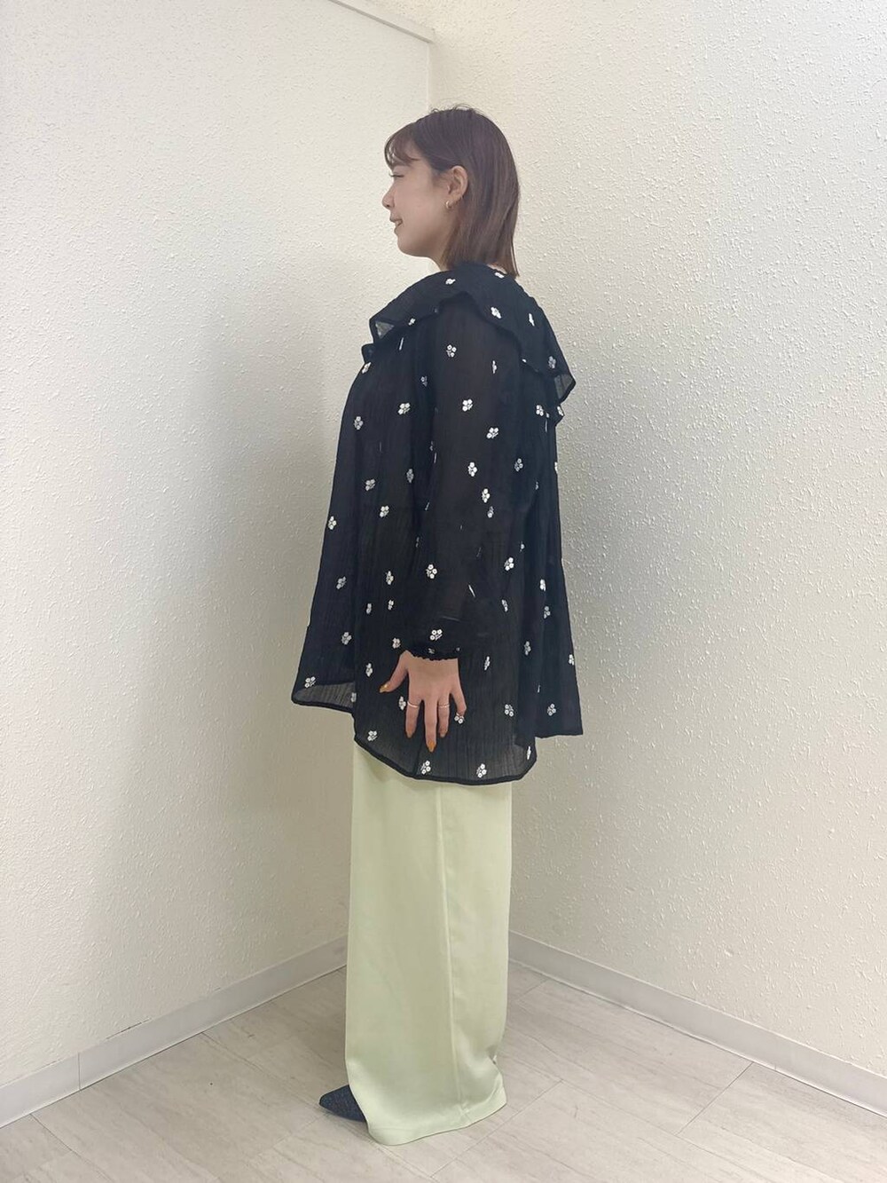 ブラック系のパンプス、グリーン系のその他パンツ、ブラック系のワンピースを着用したレディースの春コーディネートの3枚目の写真