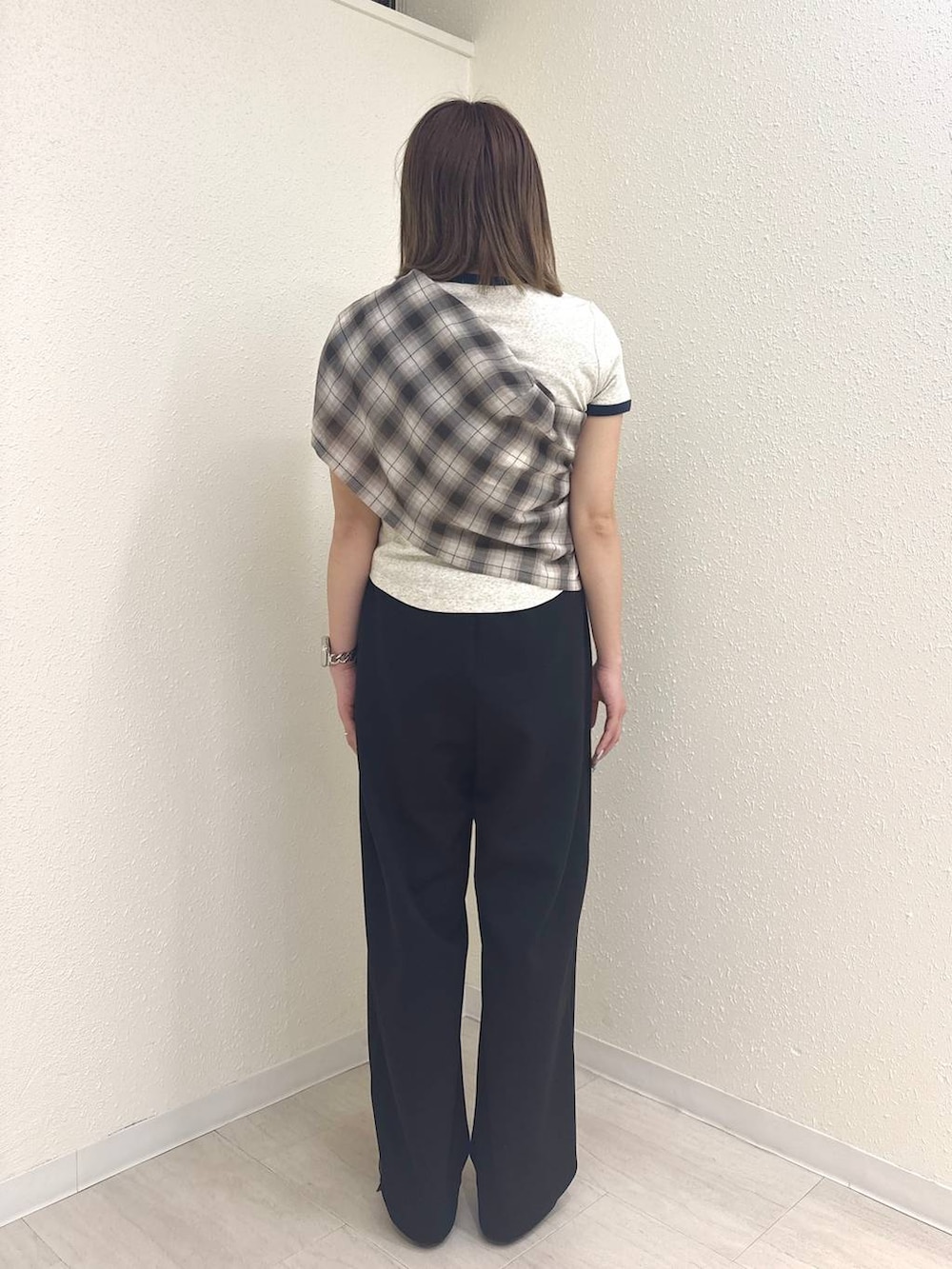 ブラック系のスウェットパンツ、ブラウン系のスニーカー、グレー系のTシャツ/カットソーを着用したレディースの春コーディネートの3枚目の写真