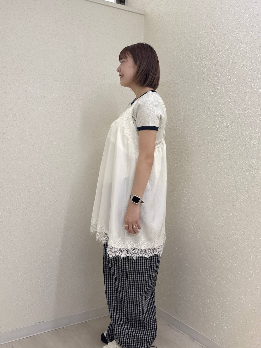 ホワイト系のサンダル、グレー系のTシャツ/カットソー、ブラック系のその他パンツを着用したレディースの春コーディネートの2枚目の写真