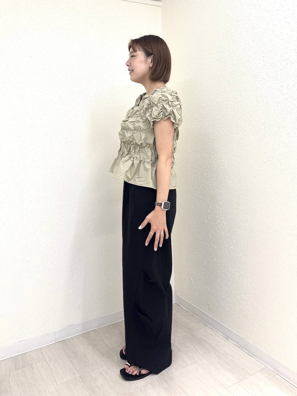 ベージュ系のシャツ/ブラウス、ブラック系のその他パンツ、ブラック系のサンダルを着用したレディースの夏コーディネートの3枚目の写真