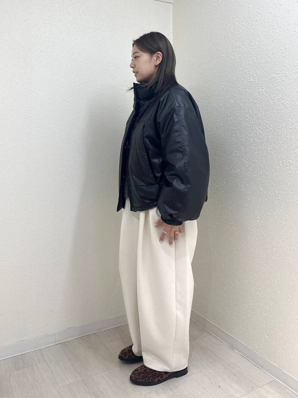 ベージュ系のスウェットパンツ、ブラック系のブルゾン、その他のローファーを着用したレディースの冬コーディネートの3枚目の写真