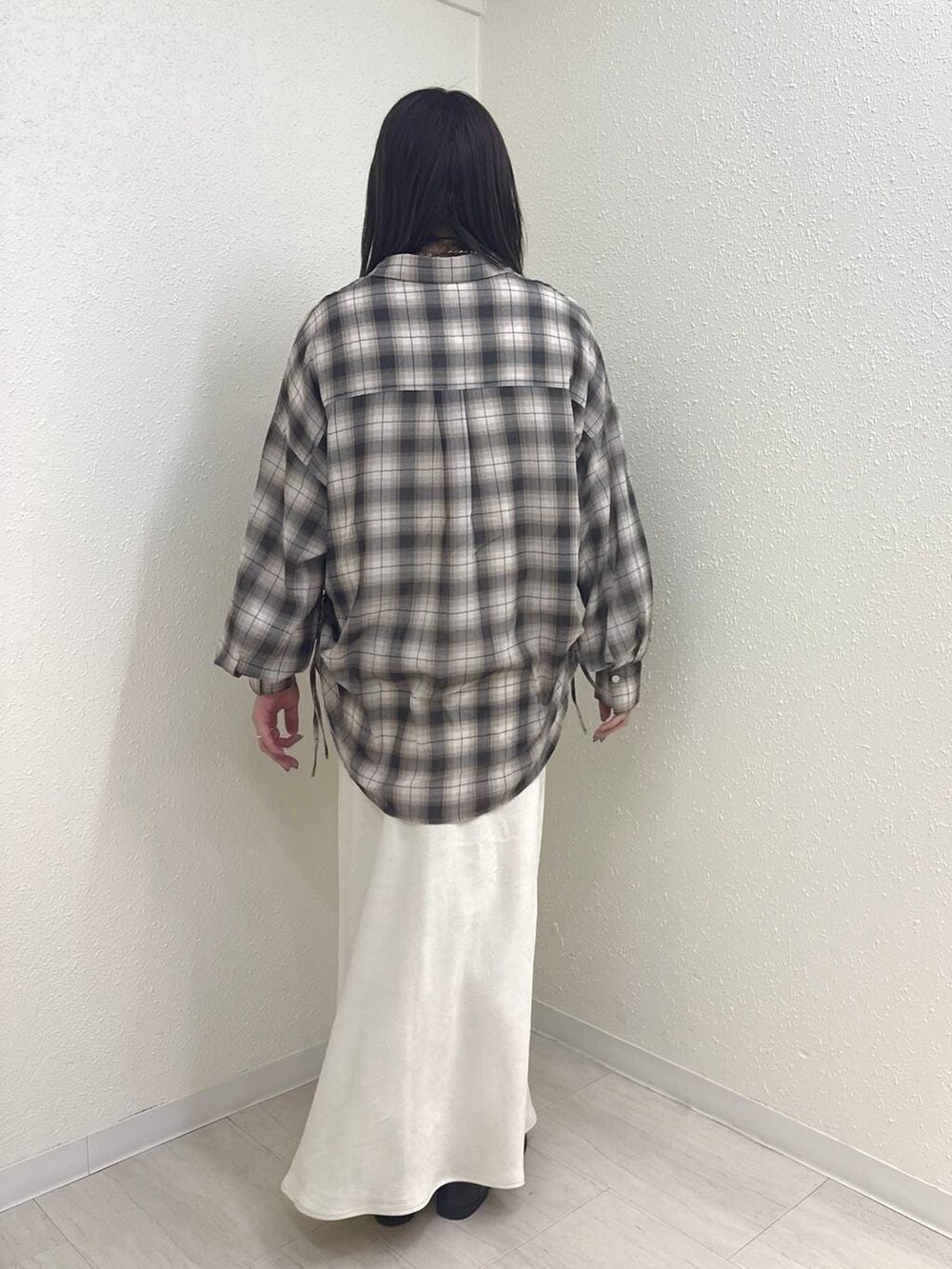 ホワイト系のスカート、ブラック系のローファー、ブラウン系のシャツ/ブラウスを着用したレディースの春コーディネートの3枚目の写真