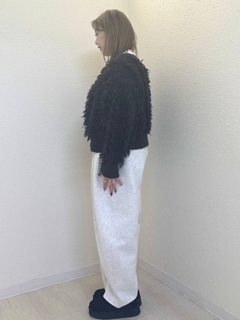 グレー系のスウェットパンツ、ホワイト系のTシャツ/カットソー、ブラック系のその他シューズを着用したレディースの秋コーディネートの4枚目の写真